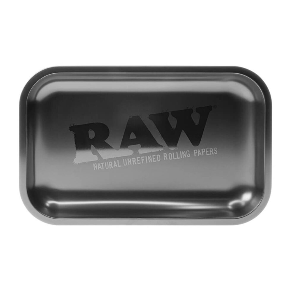 Arrotola con stile grazie al Raw all-black medium metal rolling tray. Vassoio in metallo resistente, il complemento perfetto per un arrotolamento elegante