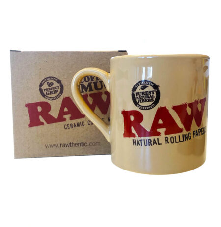 Aggiungi stile alla tua routine con RAW Ceramic Coffee Mug. Realizzata in ceramica di alta qualità, questa tazza è perfetta per il tuo caffè o tè pr