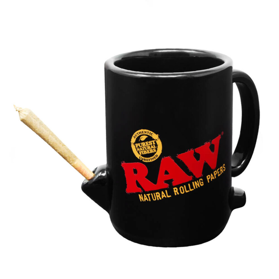 Soddisfa le tue voglie di caffè e sigarette contemporaneamente con la tazza multiuso per fumatori Wake-Up and Bake-Up Coffee Mug di RAW.